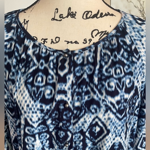 CHICOS- Beautiful Blue Top or Cardigan with button closure and elastic hem - Picture 3 of 8